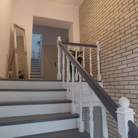 Eden Apartmanhaz 2 דירה *