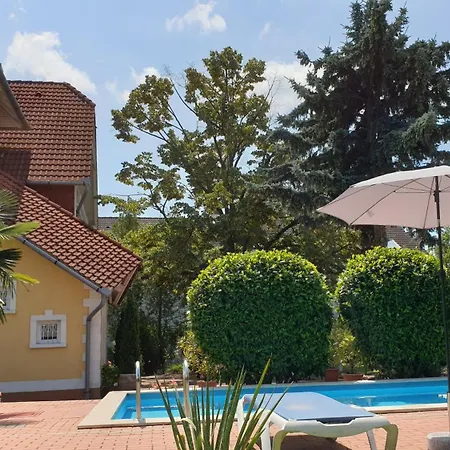 Eden Apartmanhaz 2 * באלאטונפורד